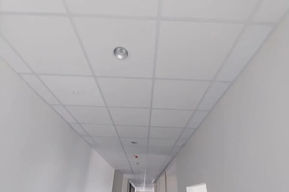 Abgehängte Decke während der fachgerechten Montage