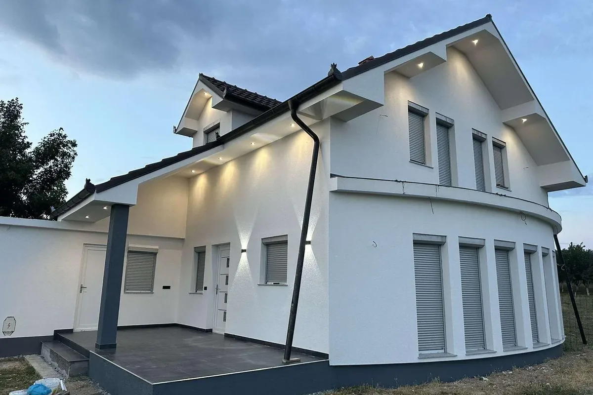 Fertiggestellte helle Außenfassade eines Wohnhauses