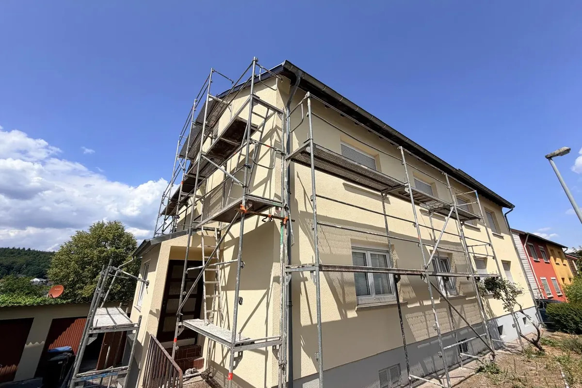 Professionell sanierte Fassade eines Wohngebäudes