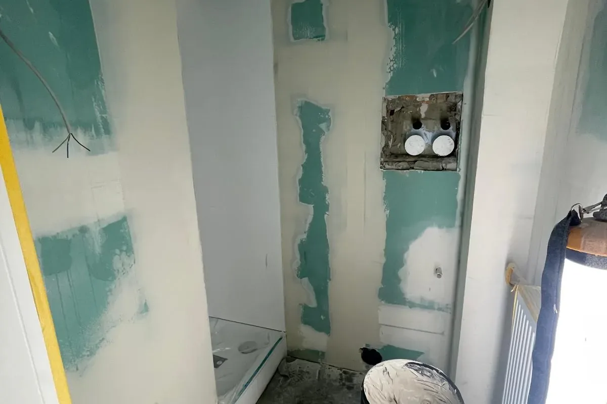 Trockenbauarbeiten in einem Badezimmer