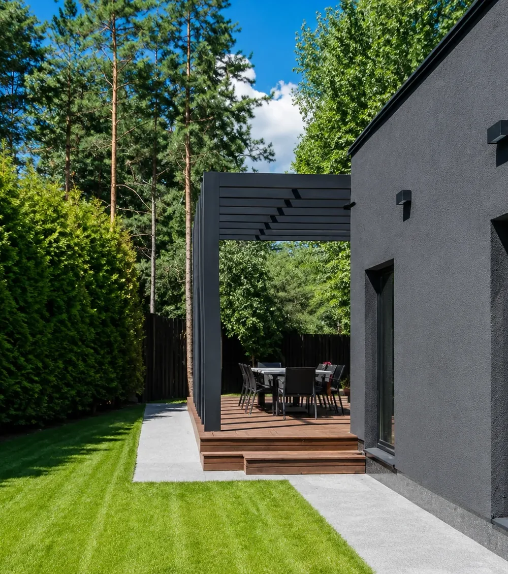 Von Ardian Bau modern sanierte Außenfassade mit Garten